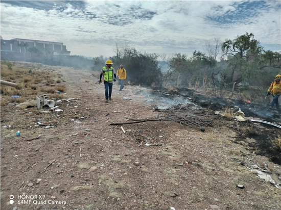 Gobierno Municipal de Chihuahua controla incendio de pastizal en carretera a Aldama - imagen 1