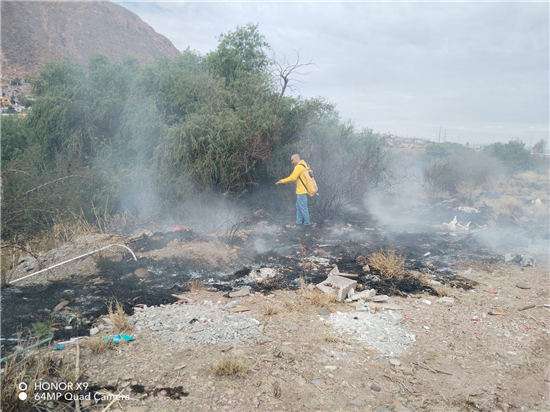 Gobierno Municipal de Chihuahua controla incendio de pastizal en carretera a Aldama - imagen 2