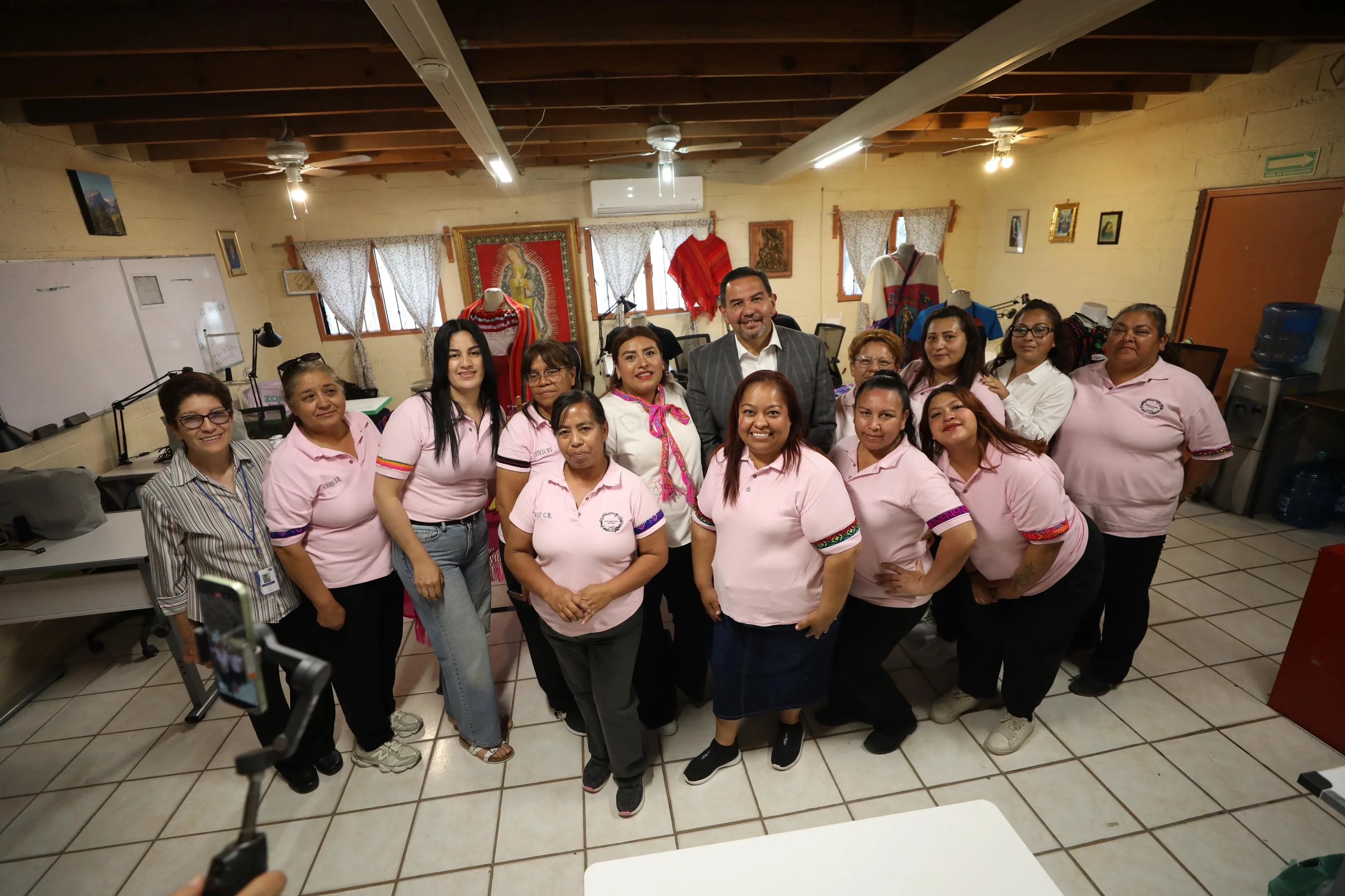 Alcalde de Ciudad Juárez entrega apoyo a proyectos ganadores del Presupuesto Participativo 2025 - imagen 3