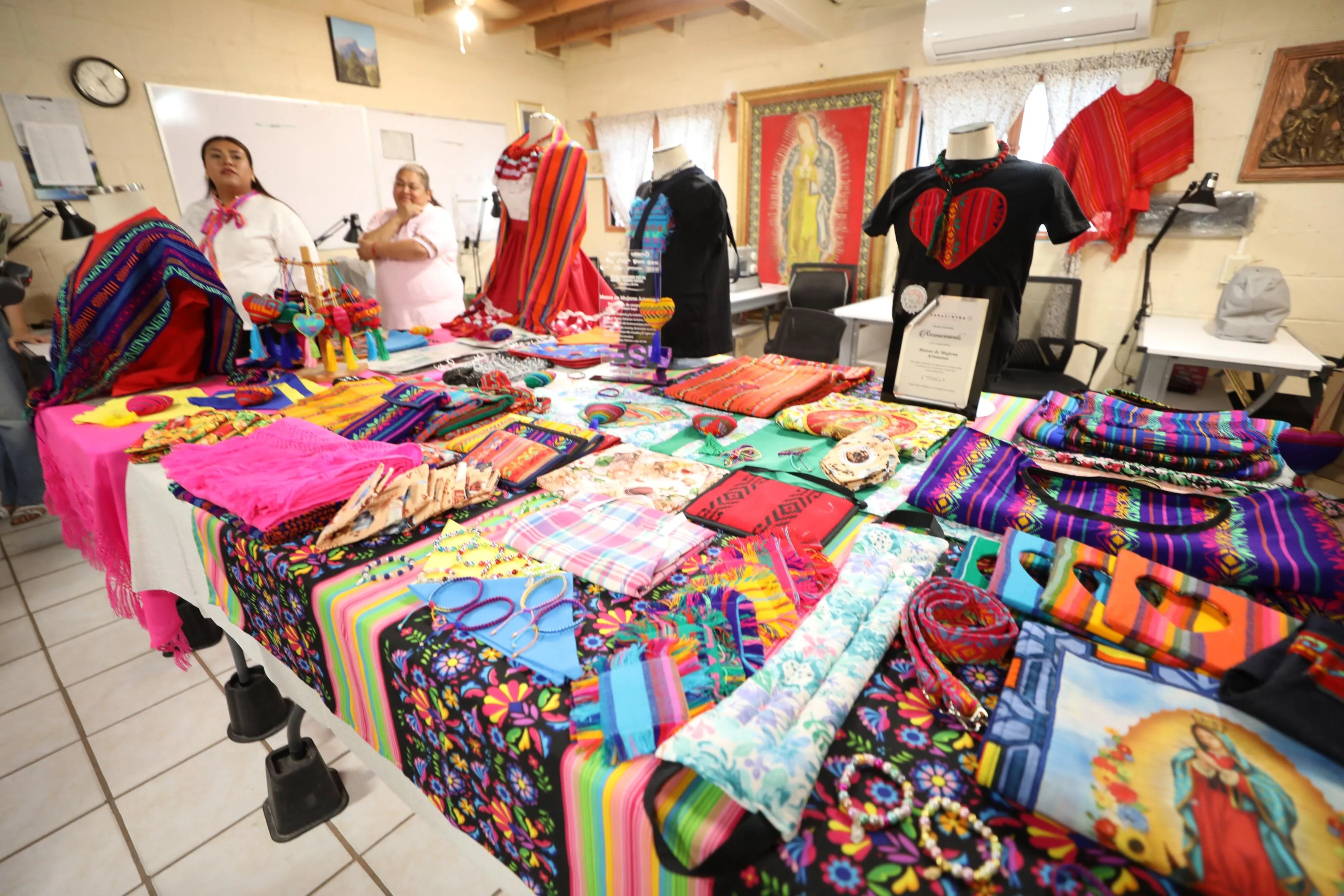 Alcalde de Ciudad Juárez entrega apoyo a proyectos ganadores del Presupuesto Participativo 2025 - imagen 6