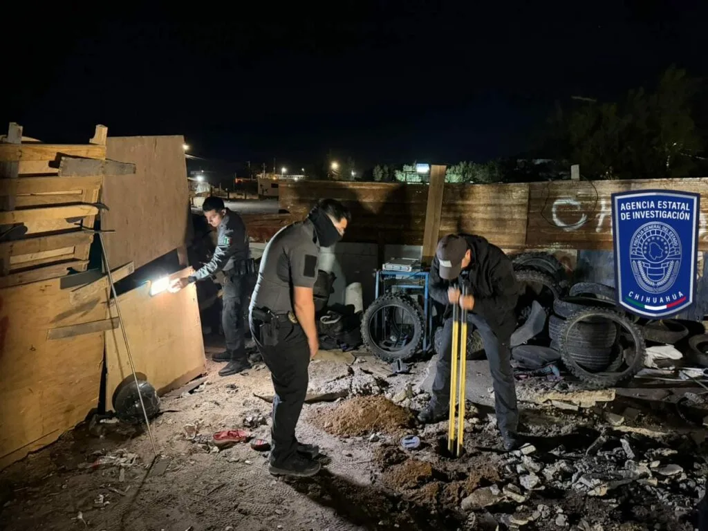 Hallan cuerpo enterrado en patio de casa en Ciudad Juárez - imagen 6