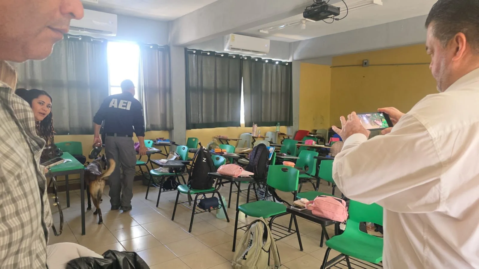 GOECHI interviene en el COBACH 10 de Chihuahua: revisan mochilas, aulas y áreas comunes con binomios caninos - imagen 1