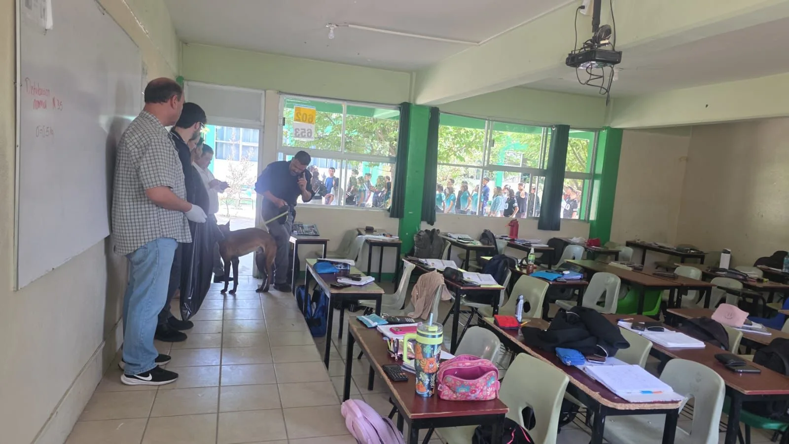 GOECHI interviene en el COBACH 10 de Chihuahua: revisan mochilas, aulas y áreas comunes con binomios caninos - imagen 3