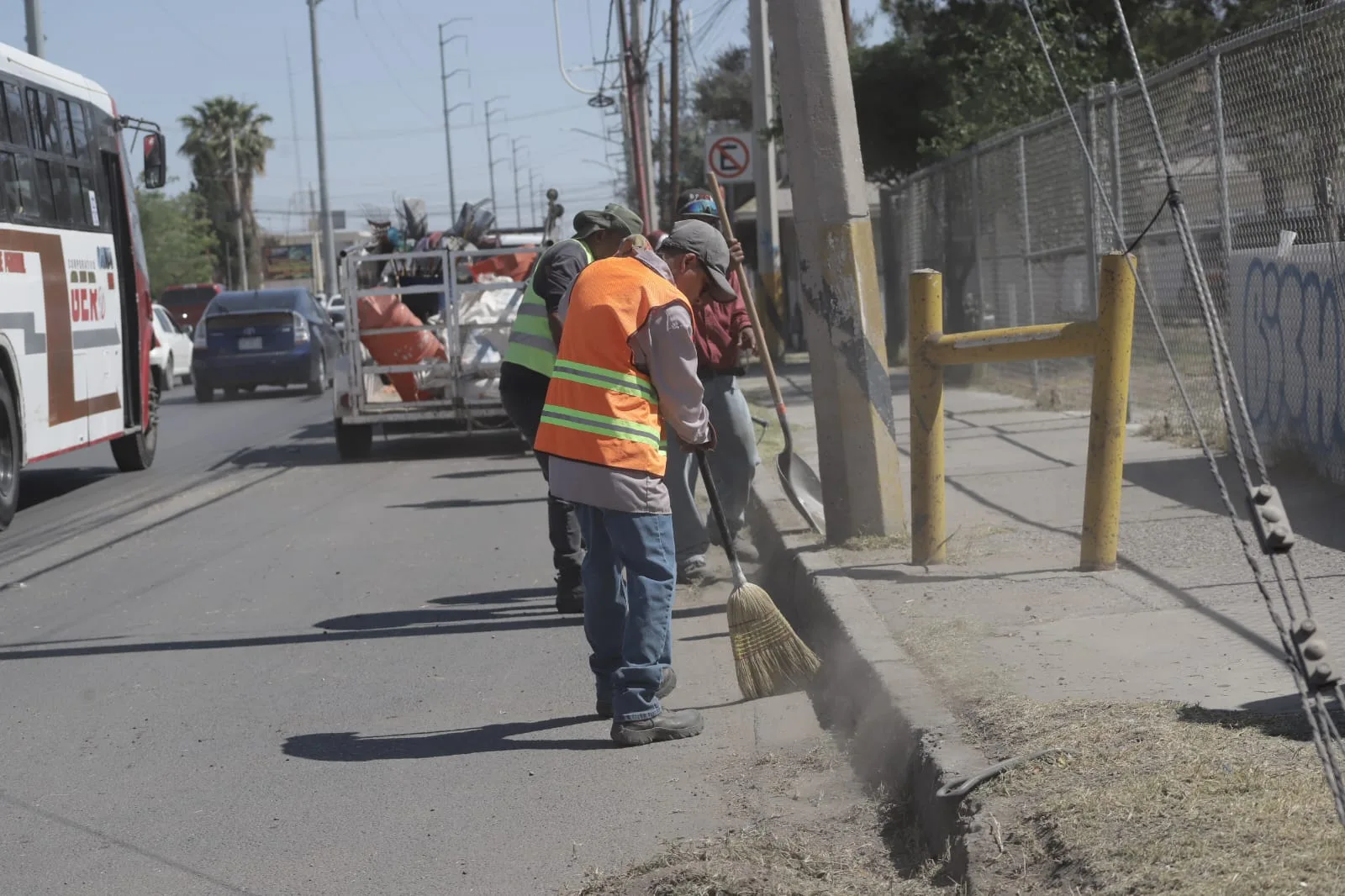 Cuadrillas de Limpia intensifican trabajos en avenida Plutarco Elías Calles dentro de la Cruzada del Cambio - imagen 1