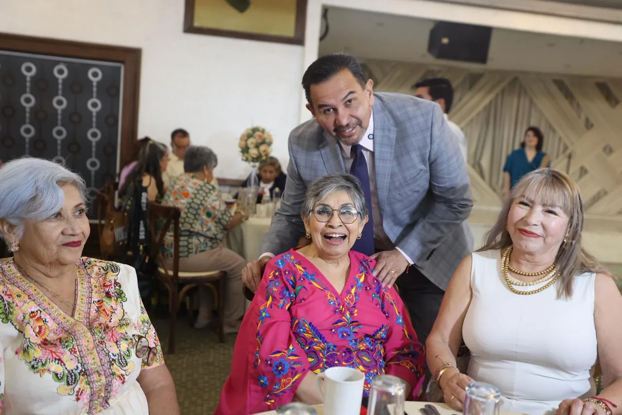 Alcalde y DIF de Juárez festejan el Día de las Madres con coordinadoras de los 96 Consejos de Adultos Mayores - imagen 18