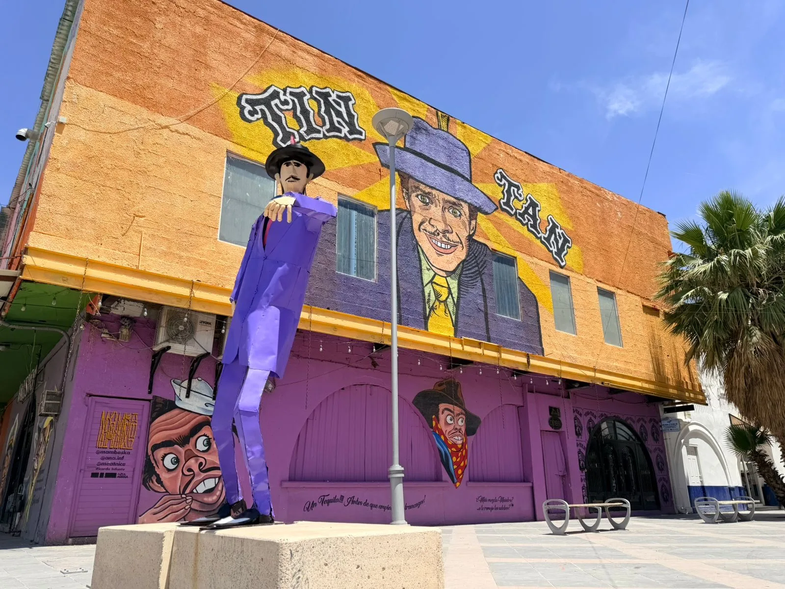 Restauran la estatua de Tin Tan en Ciudad Juárez: soldadura, pintura y colores originales del Pachuco de Oro - imagen 1