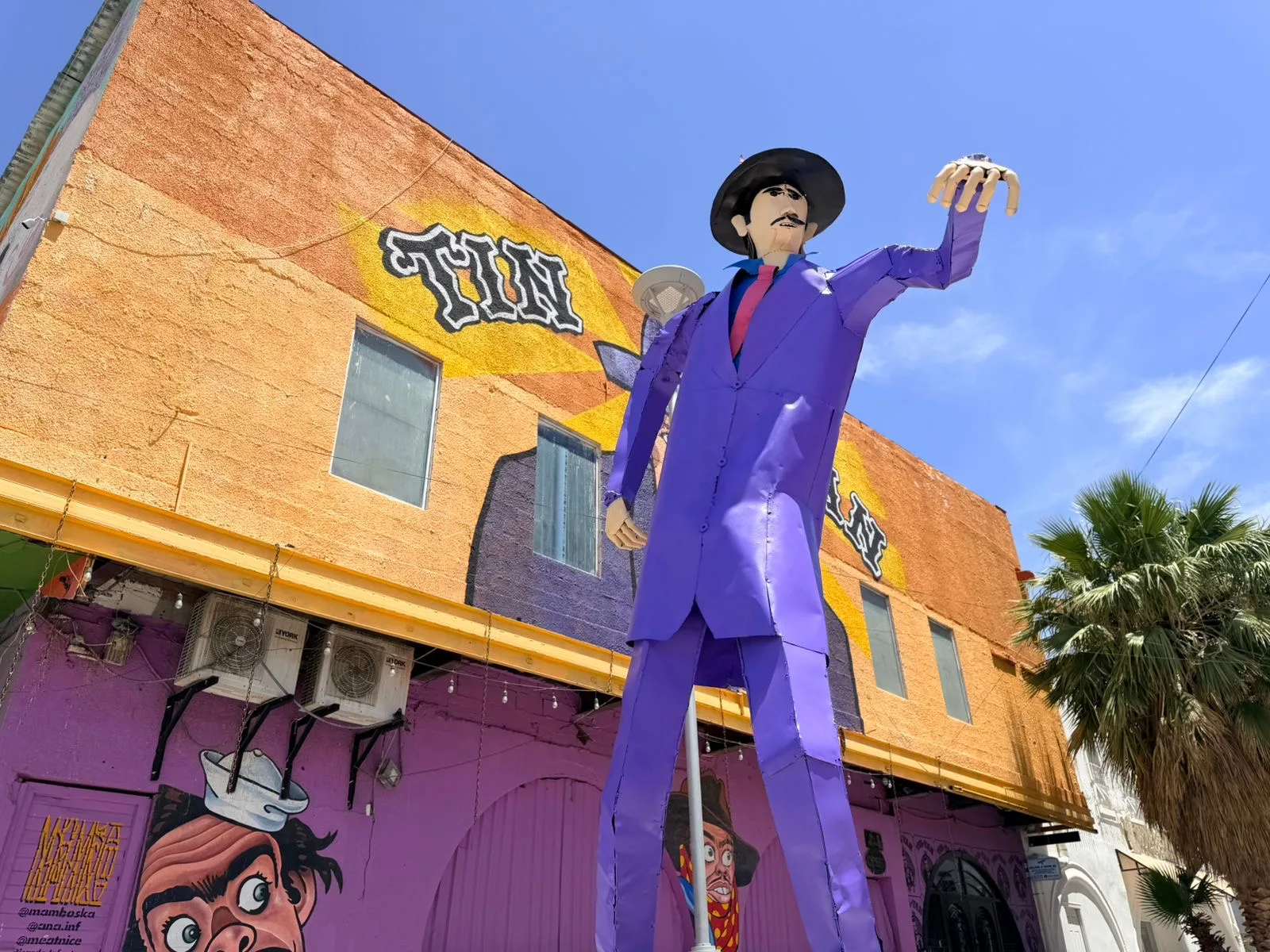 Restauran la estatua de Tin Tan en Ciudad Juárez: soldadura, pintura y colores originales del Pachuco de Oro - imagen 5