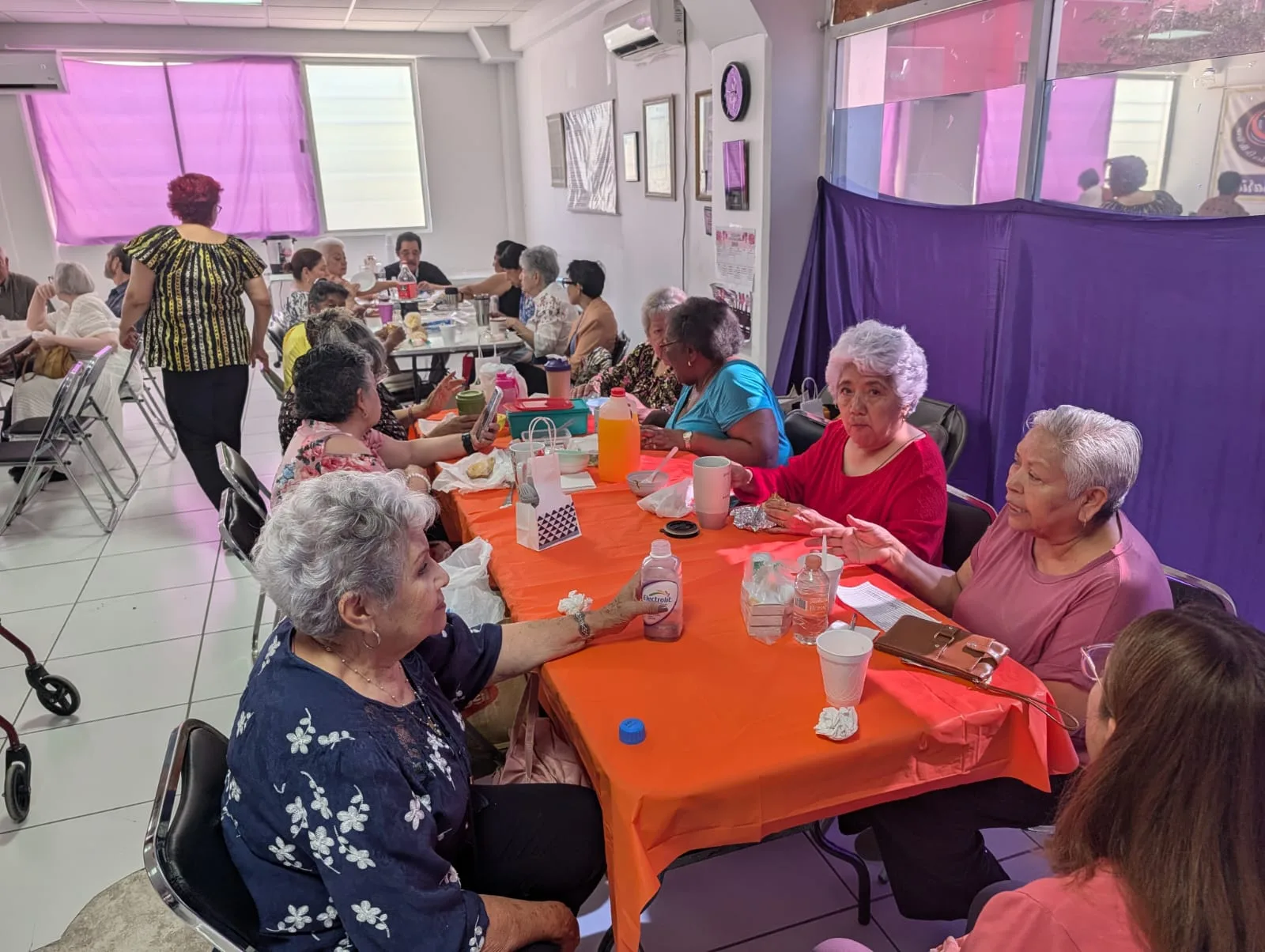 Adultos mayores de Juárez disfrutan cine y convivencia en Brigada Cultural del Centro Comunitario Fovissste Chamizal - imagen 4