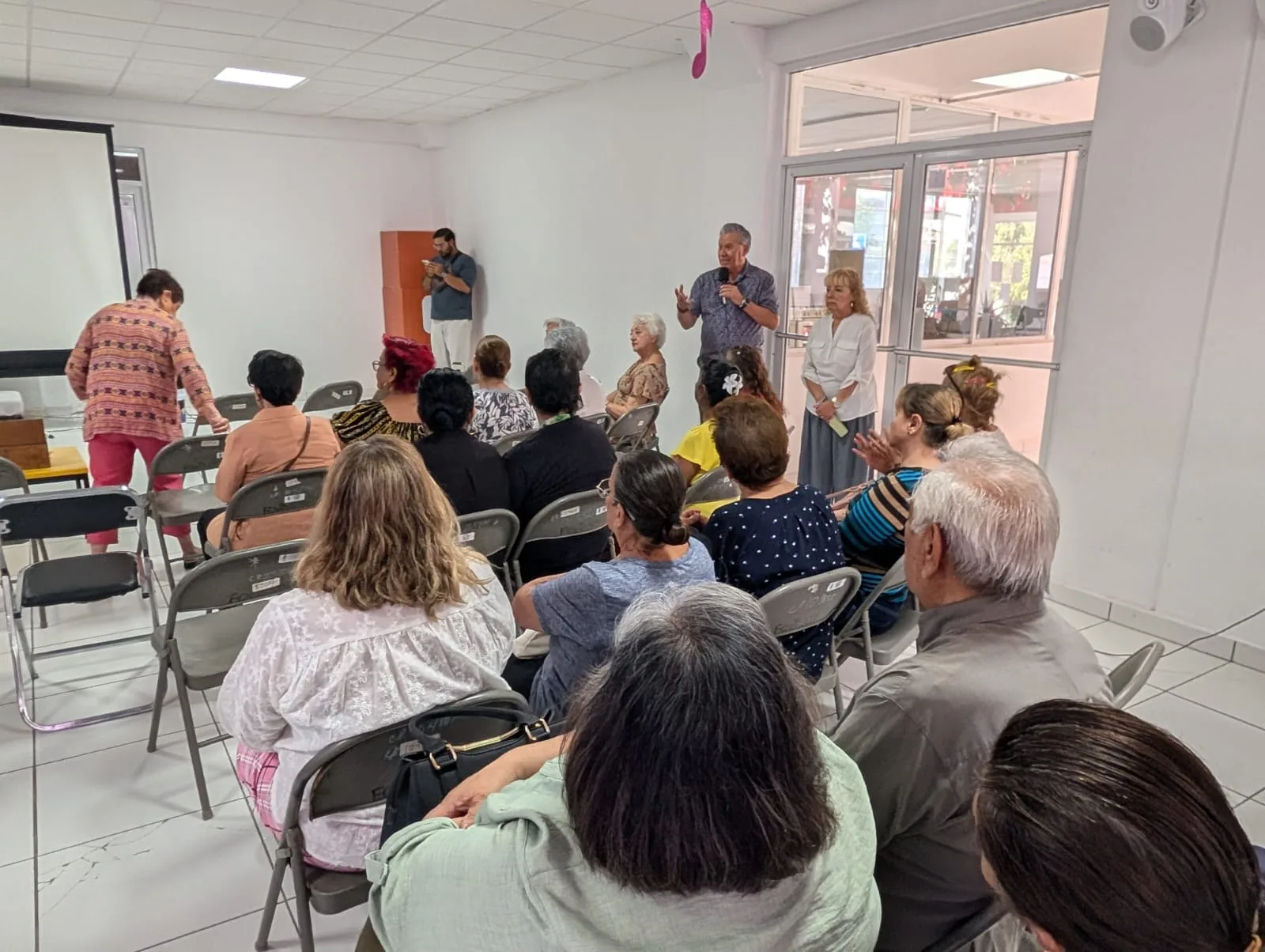 Adultos mayores de Juárez disfrutan cine y convivencia en Brigada Cultural del Centro Comunitario Fovissste Chamizal - imagen 5