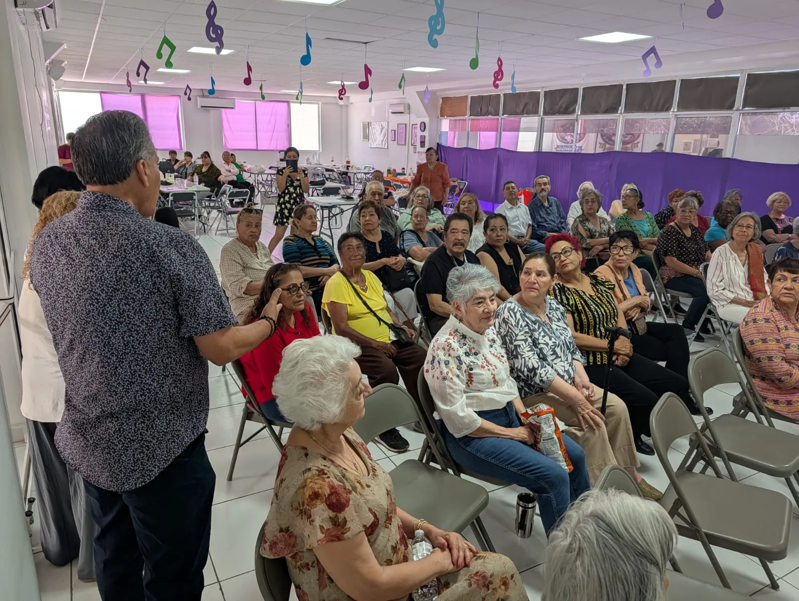 Adultos mayores de Juárez disfrutan cine y convivencia en Brigada Cultural del Centro Comunitario Fovissste Chamizal - imagen 6