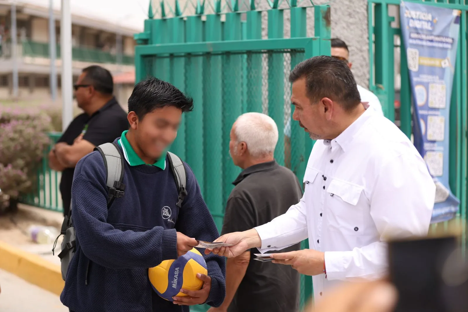 Alcalde de Juárez recorre Conalep 323 e informa sobre obras de casi 10 millones de pesos en infraestructura urbana y educativa - imagen 14