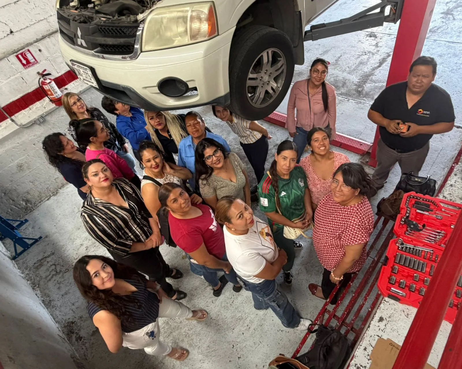 18 mujeres del CEJUM Chihuahua concluyen taller de mecánica automotriz de emergencia - imagen 1
