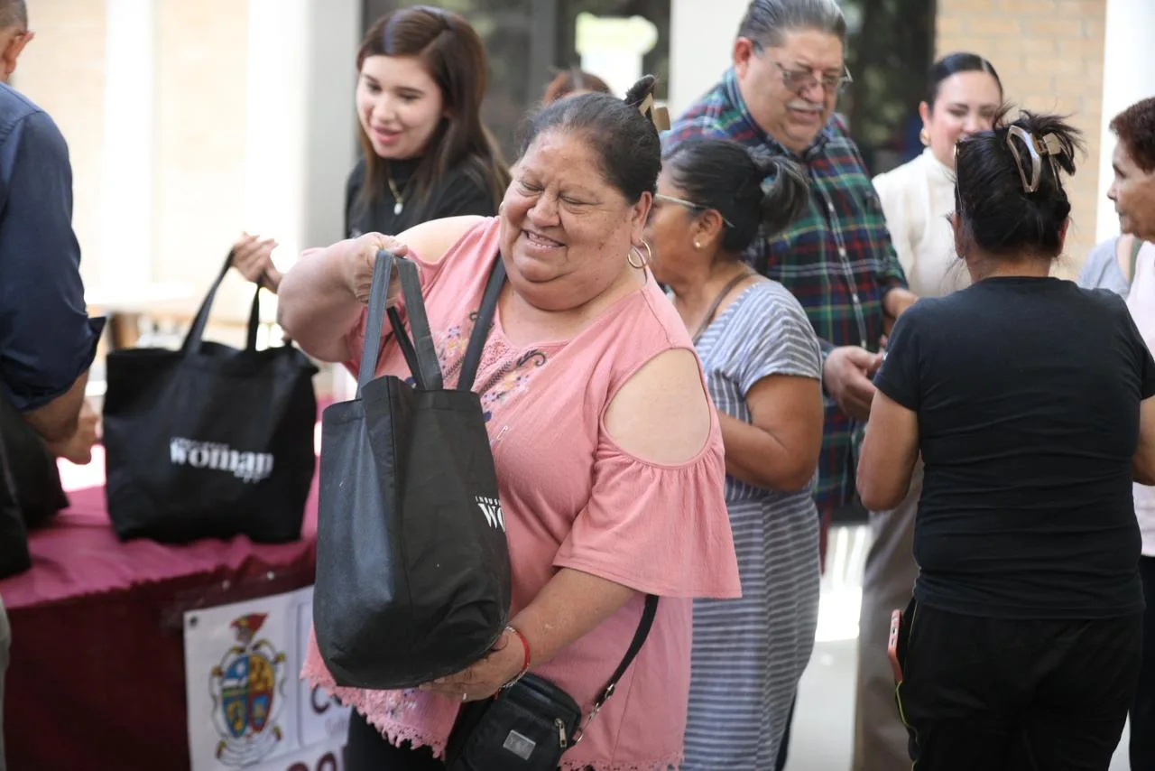 In Business Woman Magazine entrega despensas a familias del Centro Comunitario Zaragoza en Ciudad Juárez - imagen 1