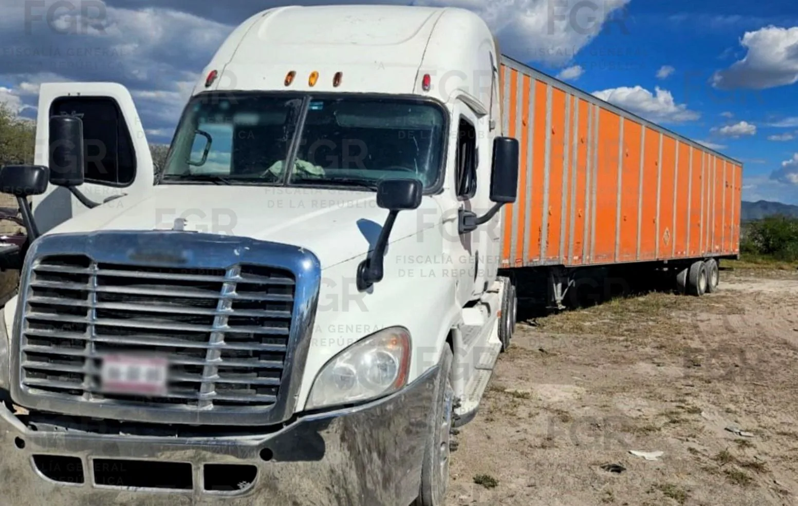 Condenan a 12 años de prisión a hombre que transportaba 98 migrantes en tractocamión en San Luis Potosí