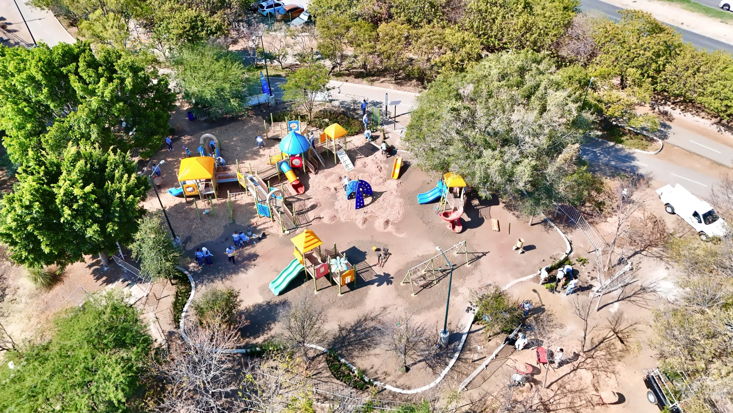 Voluntarios rehabilitan zona de juegos en el Parque Metropolitano de León en cinco horas