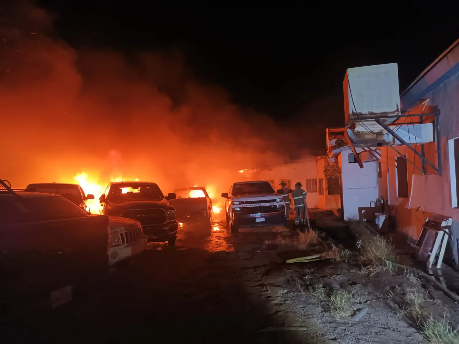 Fiscalía investiga incendio en oficinas del Ministerio Público de Ojinaga; seis vehículos quedaron calcinados