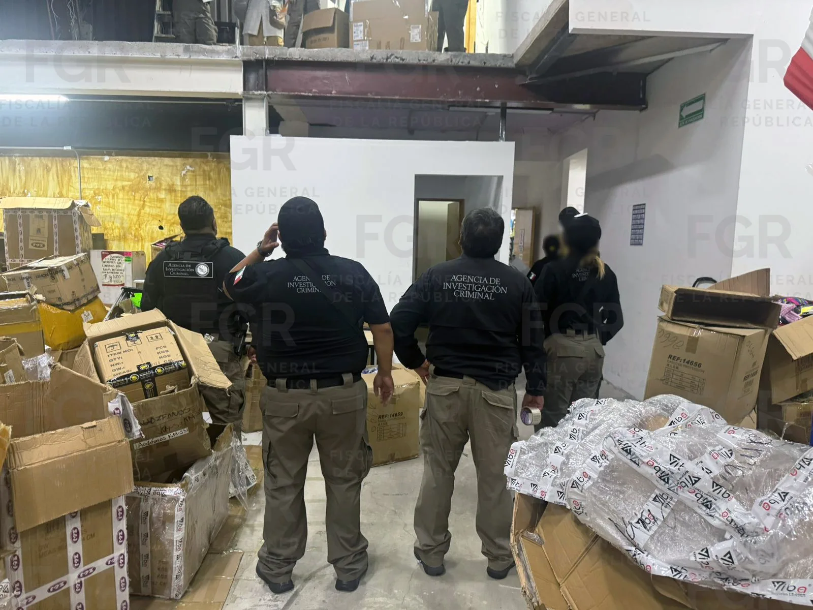 FGR catea plaza comercial en Tabasco y asegura más de mil productos con marcas falsificadas - imagen 6