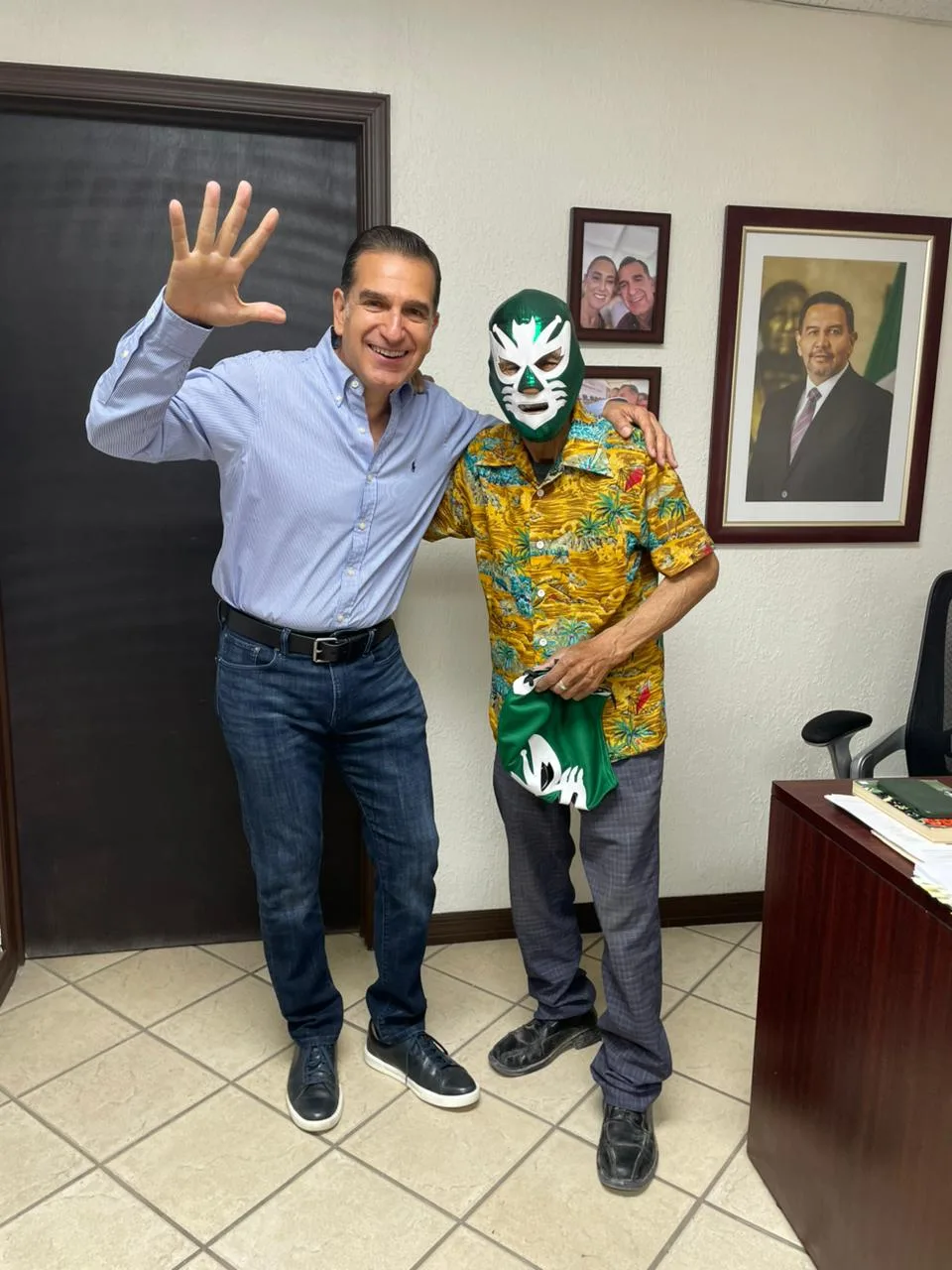 Avispón Verde visita la OMEJ y entrega máscara autografiada al director Jaime Flores Castañeda - imagen 3