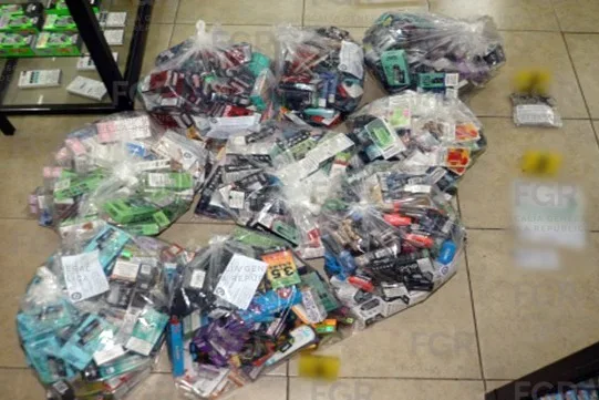 Detienen en Cancún a presunto vendedor de vapeadores a menores con más de 480 dispositivos asegurados