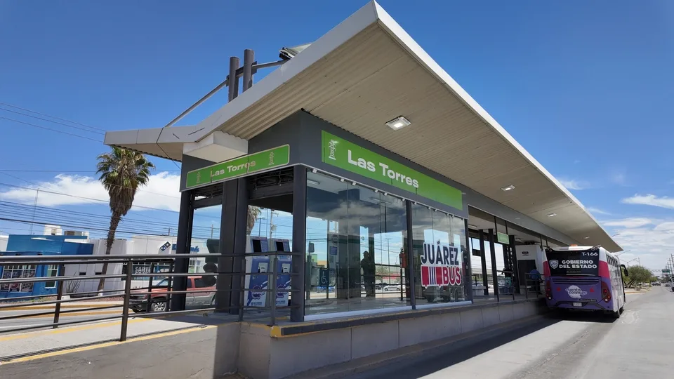 JuárezBus instala CAM Móvil junto a la estación Torres del BRT-1