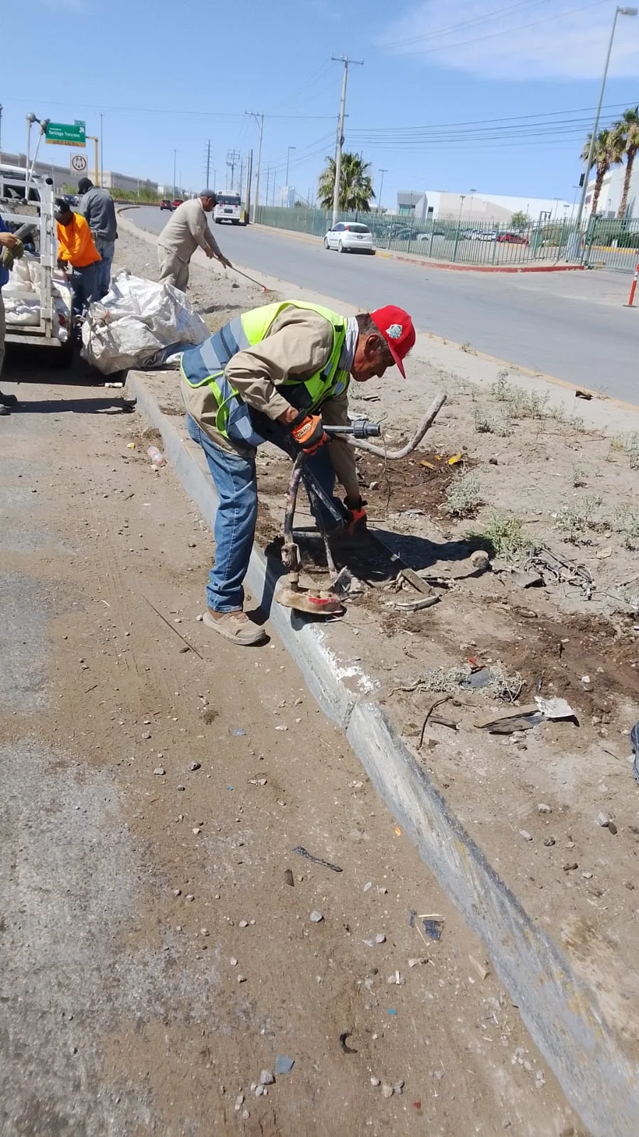Dirección de Limpia interviene tras accidente en bulevar Independencia para restablecer circulación segura - imagen 1