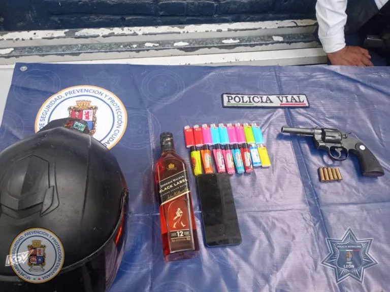 Detienen en León a dos hombres por robo con violencia en comercio y aseguran arma y mercancía