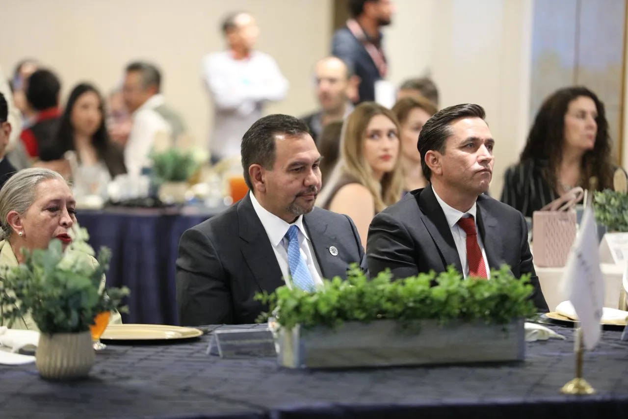 Cruz Pérez Cuéllar asiste a toma de protesta de nueva Mesa Directiva de Canacintra en Ciudad Juárez - imagen 4