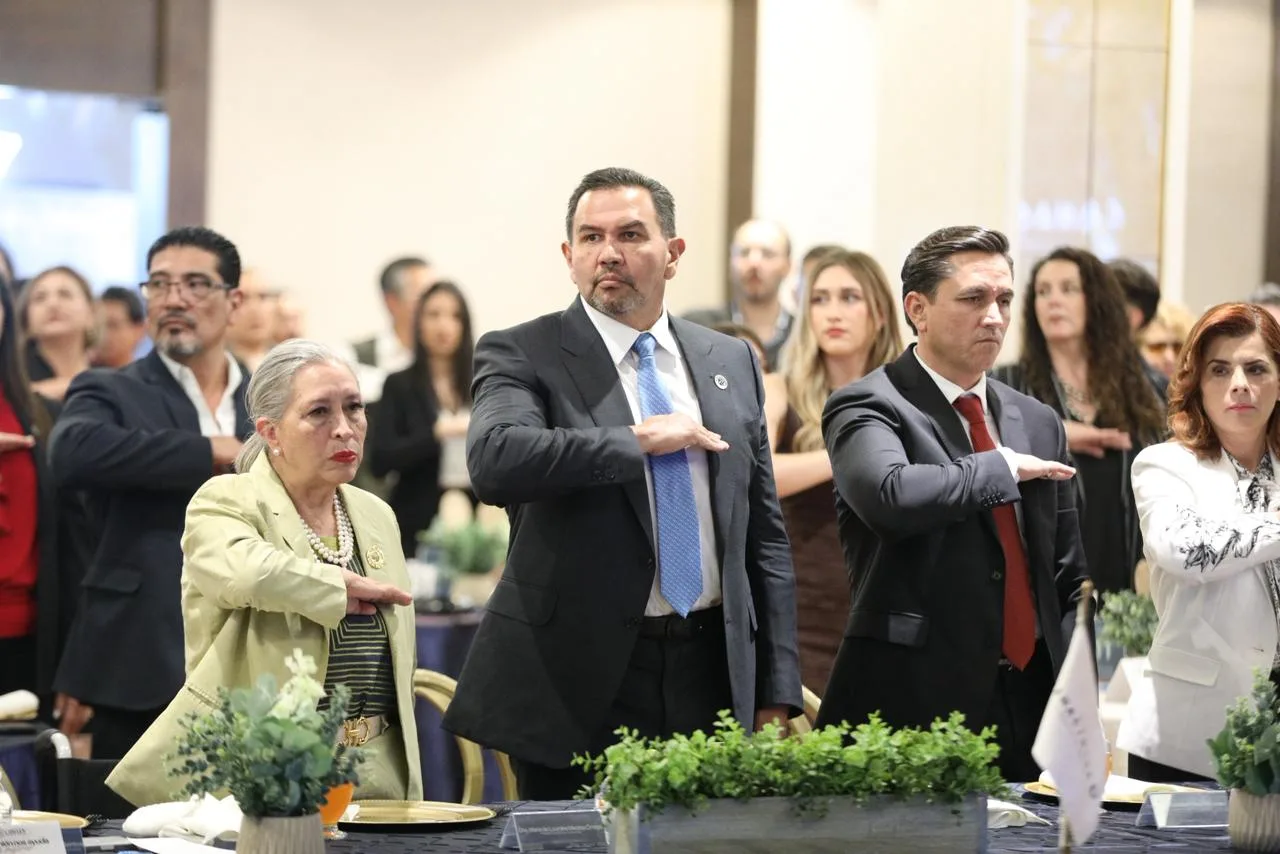 Cruz Pérez Cuéllar asiste a toma de protesta de nueva Mesa Directiva de Canacintra en Ciudad Juárez - imagen 2