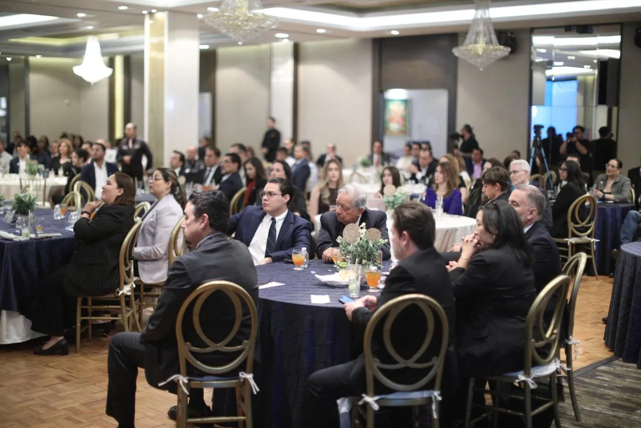 Cruz Pérez Cuéllar asiste a toma de protesta de nueva Mesa Directiva de Canacintra en Ciudad Juárez - imagen 8