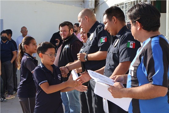 Más de 500 alumnos de Chihuahua concluyen programa D.A.R.E. para prevenir conductas de riesgo - imagen 2
