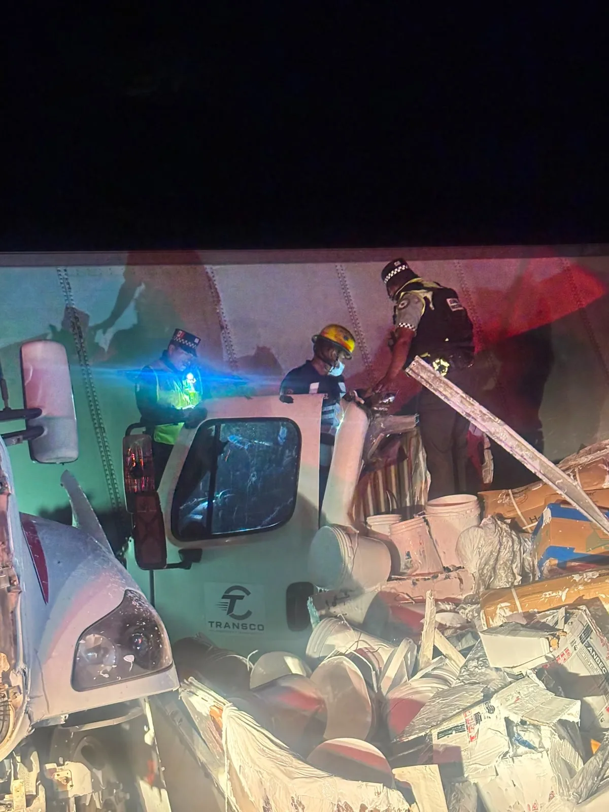 Rescatan a dos personas tras choque entre tractocamiones en la carretera Juárez–Chihuahua - imagen 2