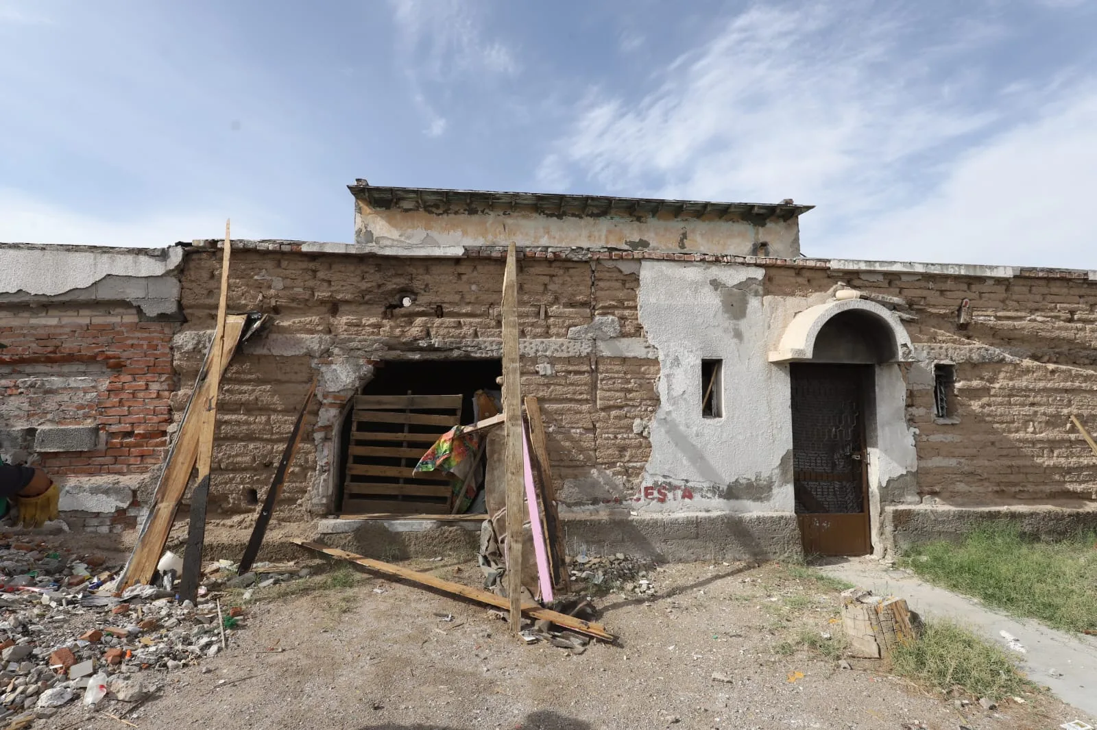 Demuelen finca abandonada en cruce de Ingeniero David Herrera Jordán y Ramón Corona para reducir riesgos - imagen 1
