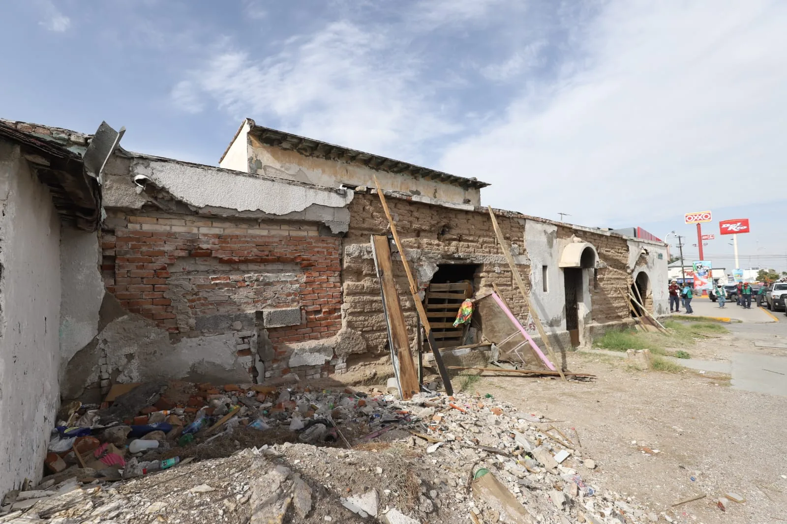 Demuelen finca abandonada en cruce de Ingeniero David Herrera Jordán y Ramón Corona para reducir riesgos - imagen 2