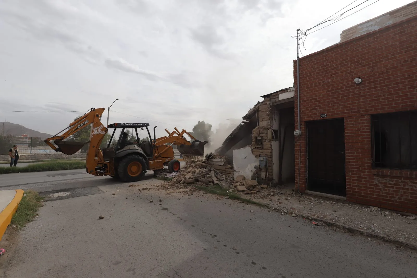 Demuelen finca abandonada en cruce de Ingeniero David Herrera Jordán y Ramón Corona para reducir riesgos - imagen 3