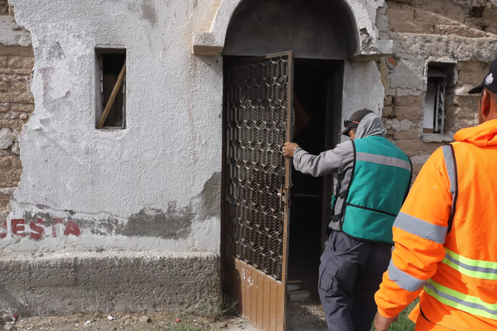 Demuelen finca abandonada en cruce de Ingeniero David Herrera Jordán y Ramón Corona para reducir riesgos - imagen 9