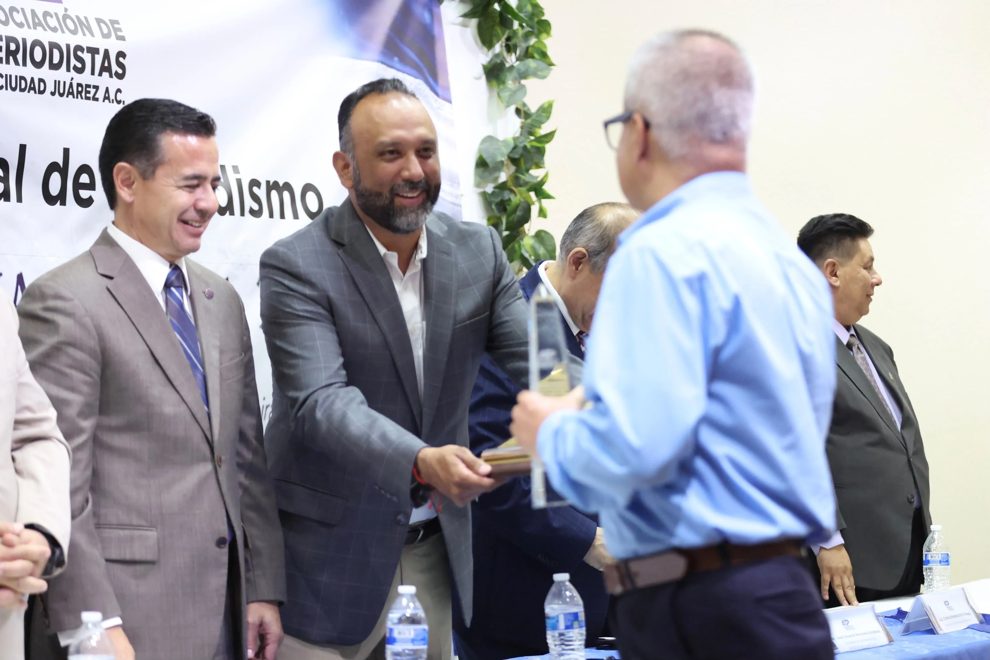 Secretario del Ayuntamiento participa en entrega del premio Columna de Plata 2026 en Ciudad Juárez - imagen 1