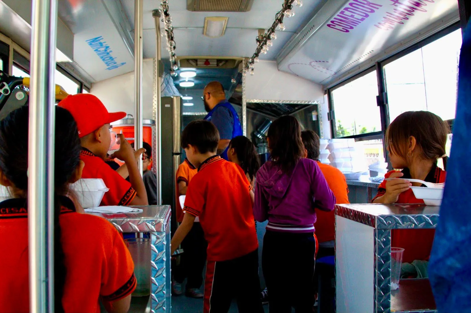 Comedor móvil de NutriChihuahua lleva platillos a alumnos de una primaria en Chihuahua - imagen 2
