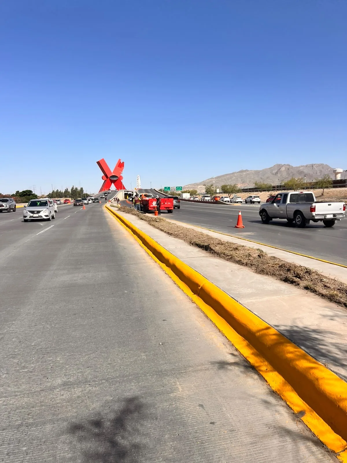 Avanza la Cruzada del Cambio con trabajos de limpieza y mantenimiento en avenidas de Ciudad Juárez - imagen 1