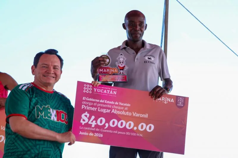 Gobernador Joaquín Díaz Mena lidera Maratón de la Marina en Progreso con 3,700 participantes - imagen 3