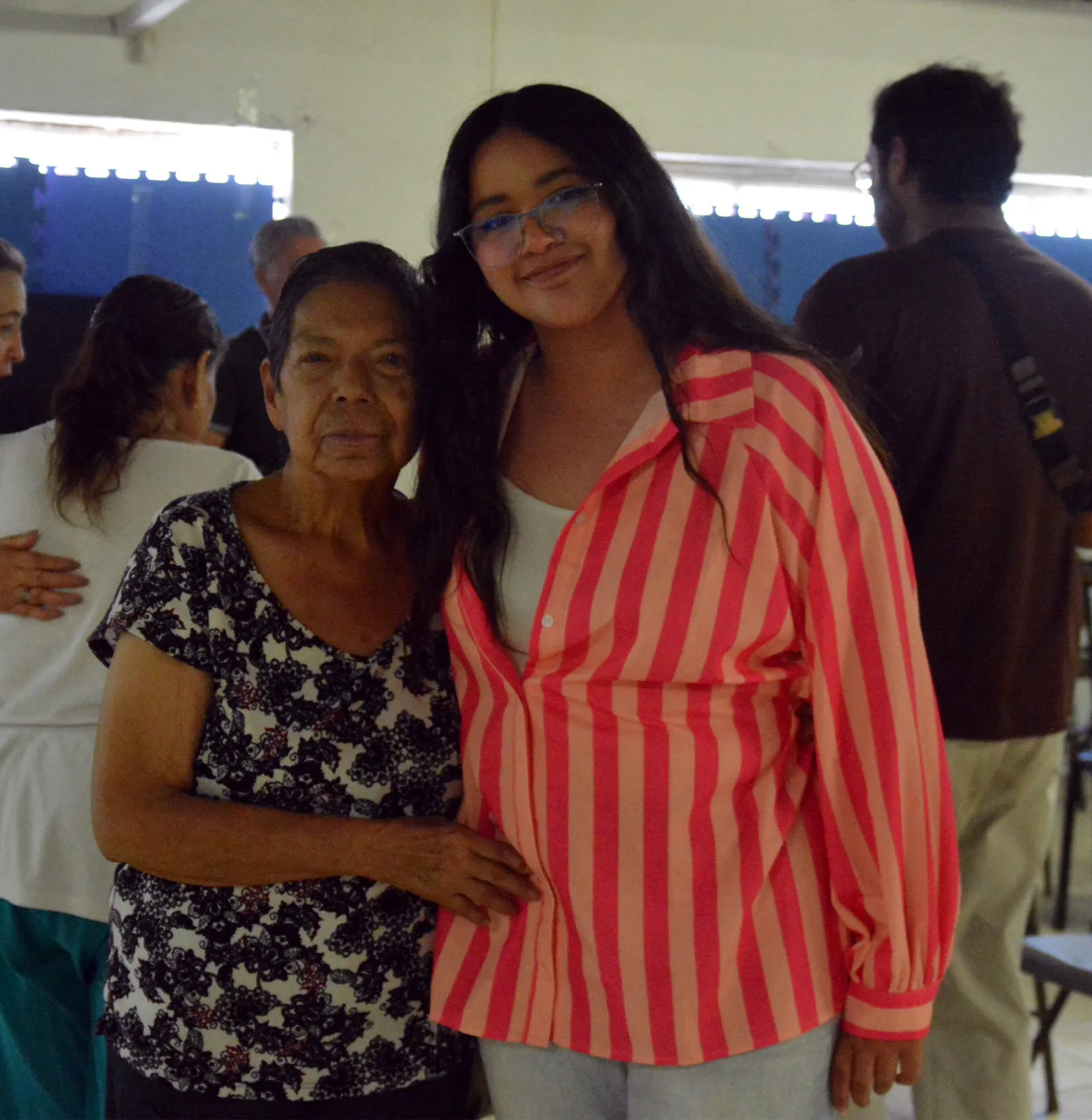Adultos mayores disfrutan función de cine en el Centro Comunitario Jarudo - imagen 1