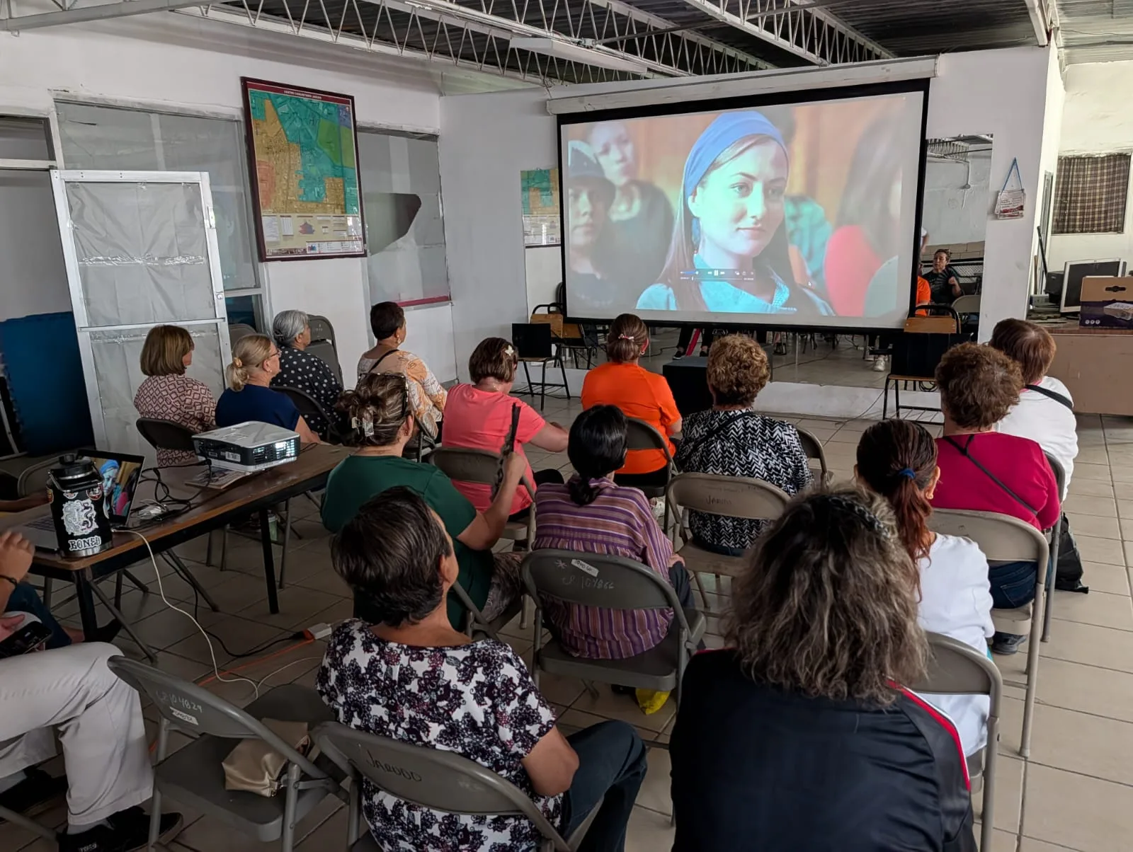 Adultos mayores disfrutan función de cine en el Centro Comunitario Jarudo - imagen 3