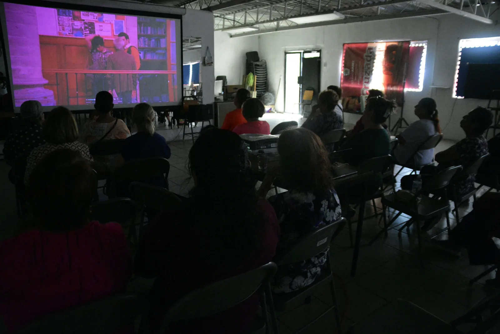 Adultos mayores disfrutan función de cine en el Centro Comunitario Jarudo - imagen 6