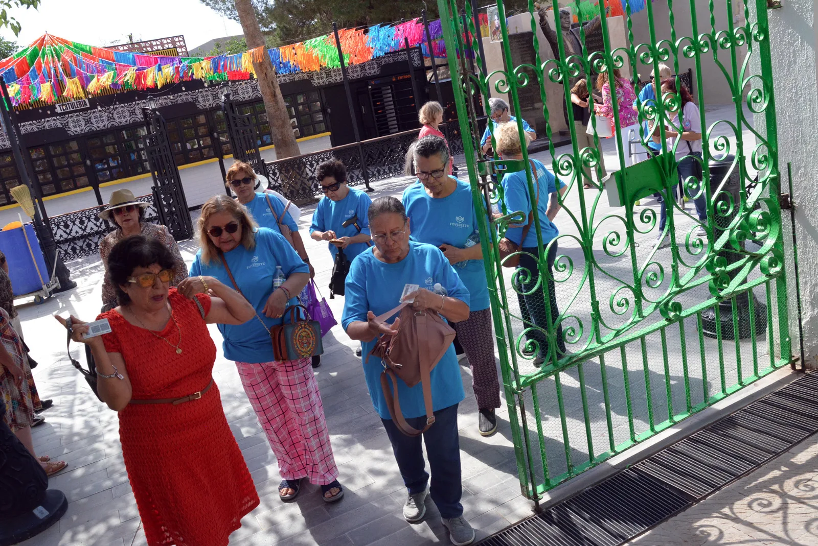 Adultos mayores del Centro Comunitario Fovissste Chamizal visitan el Museo Juan Gabriel en Chihuahua - imagen 2