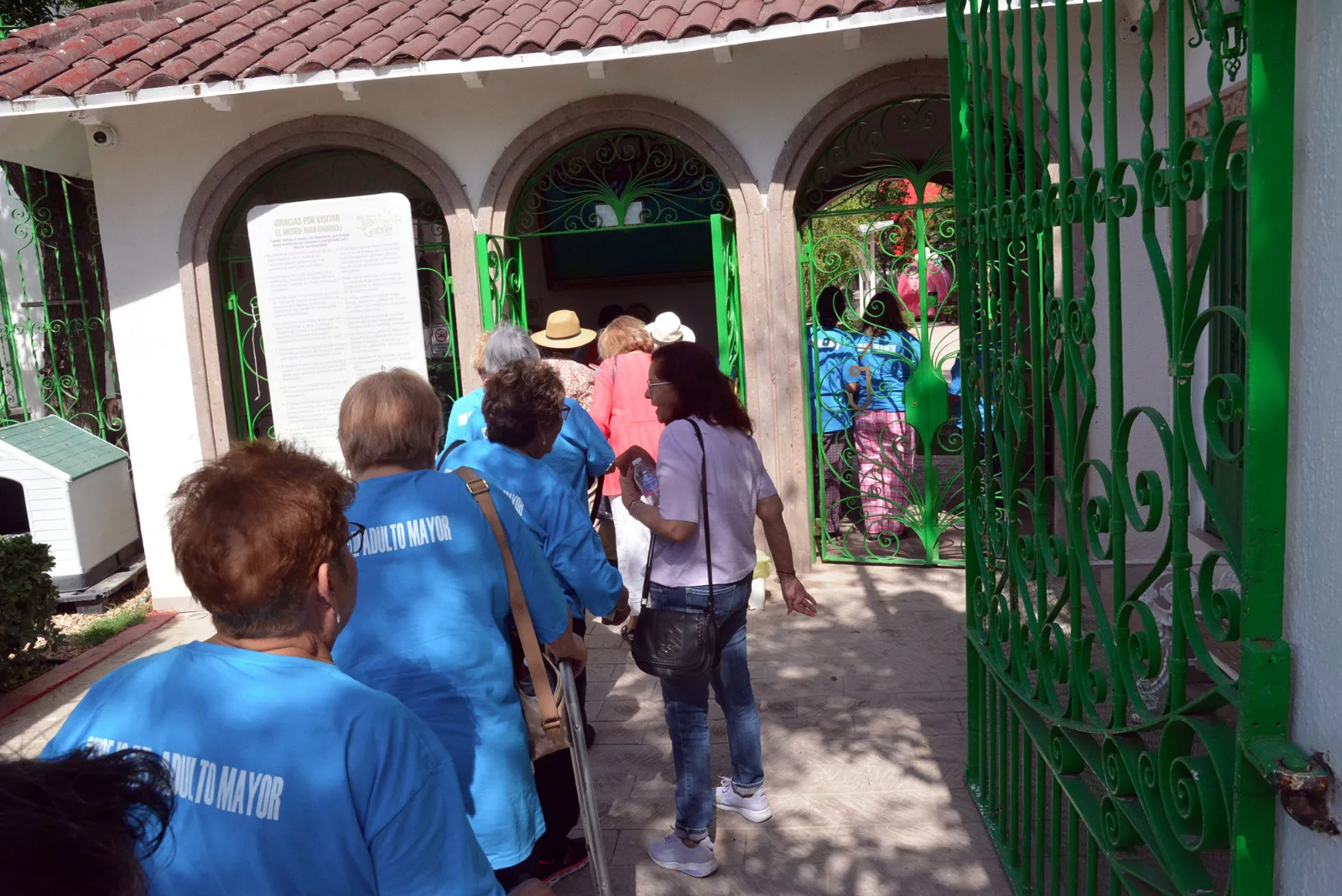 Adultos mayores del Centro Comunitario Fovissste Chamizal visitan el Museo Juan Gabriel en Chihuahua - imagen 5