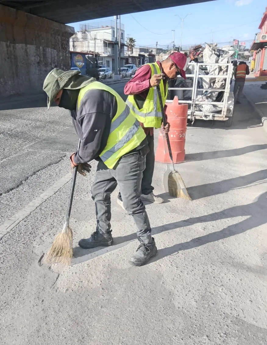 Cuadrillas de Ciudad Juárez retiran basura, llantas y escombros de avenidas principales - imagen 1