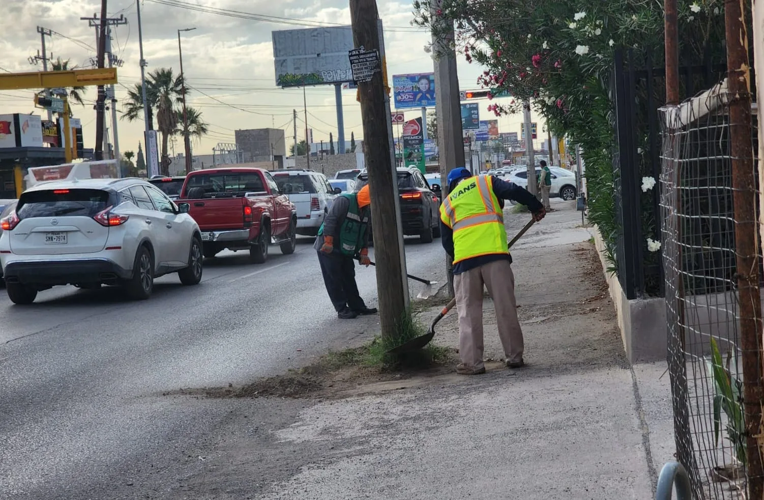 Cuadrillas de Ciudad Juárez retiran basura, llantas y escombros de avenidas principales - imagen 5