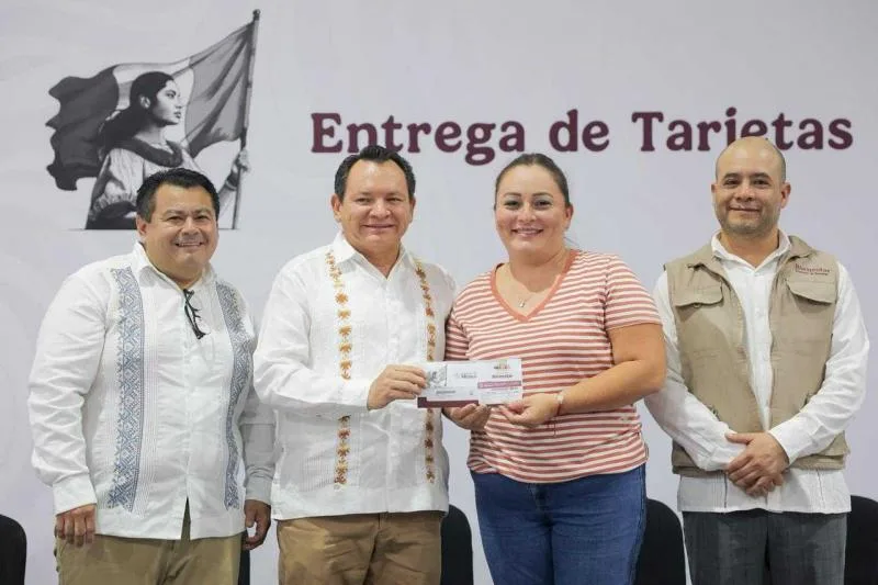 Gobernador de Yucatán entrega apoyos para sistemas de riego solar y becas escolares en 2026 - imagen 3