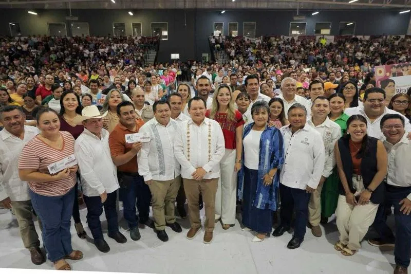Gobernador de Yucatán entrega apoyos para sistemas de riego solar y becas escolares en 2026 - imagen 5