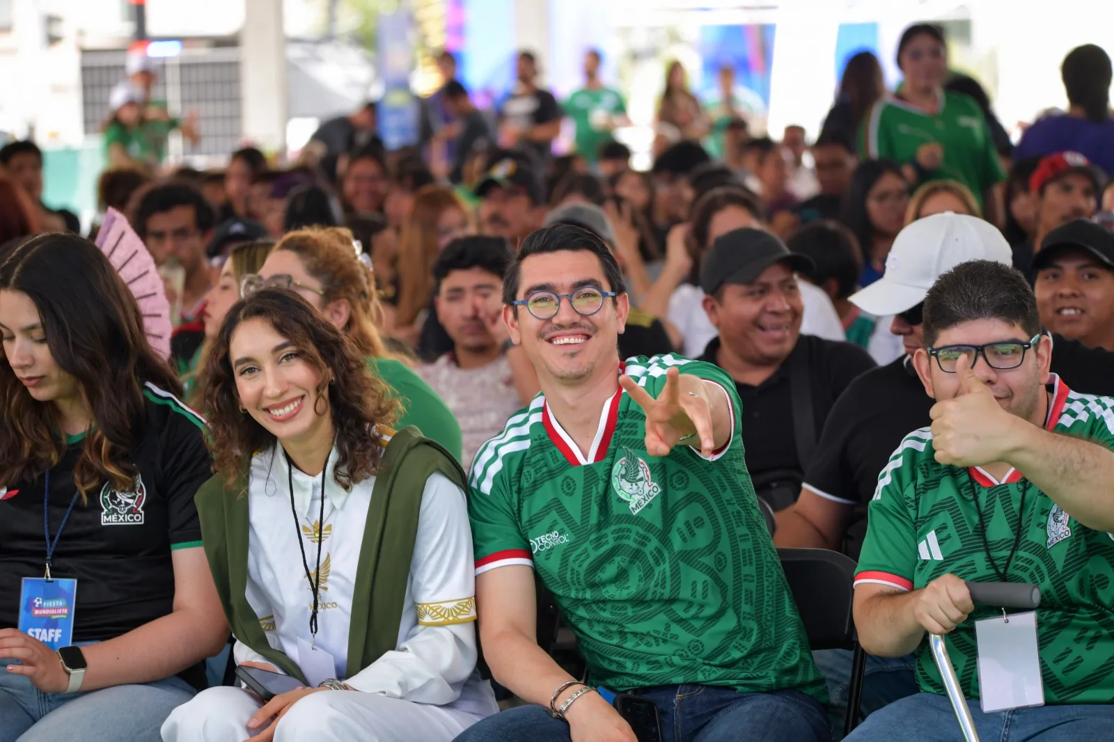 Familias llenan la Plaza del Ángel en Chihuahua para ver el debut de México en el Mundial 2026 - imagen 3