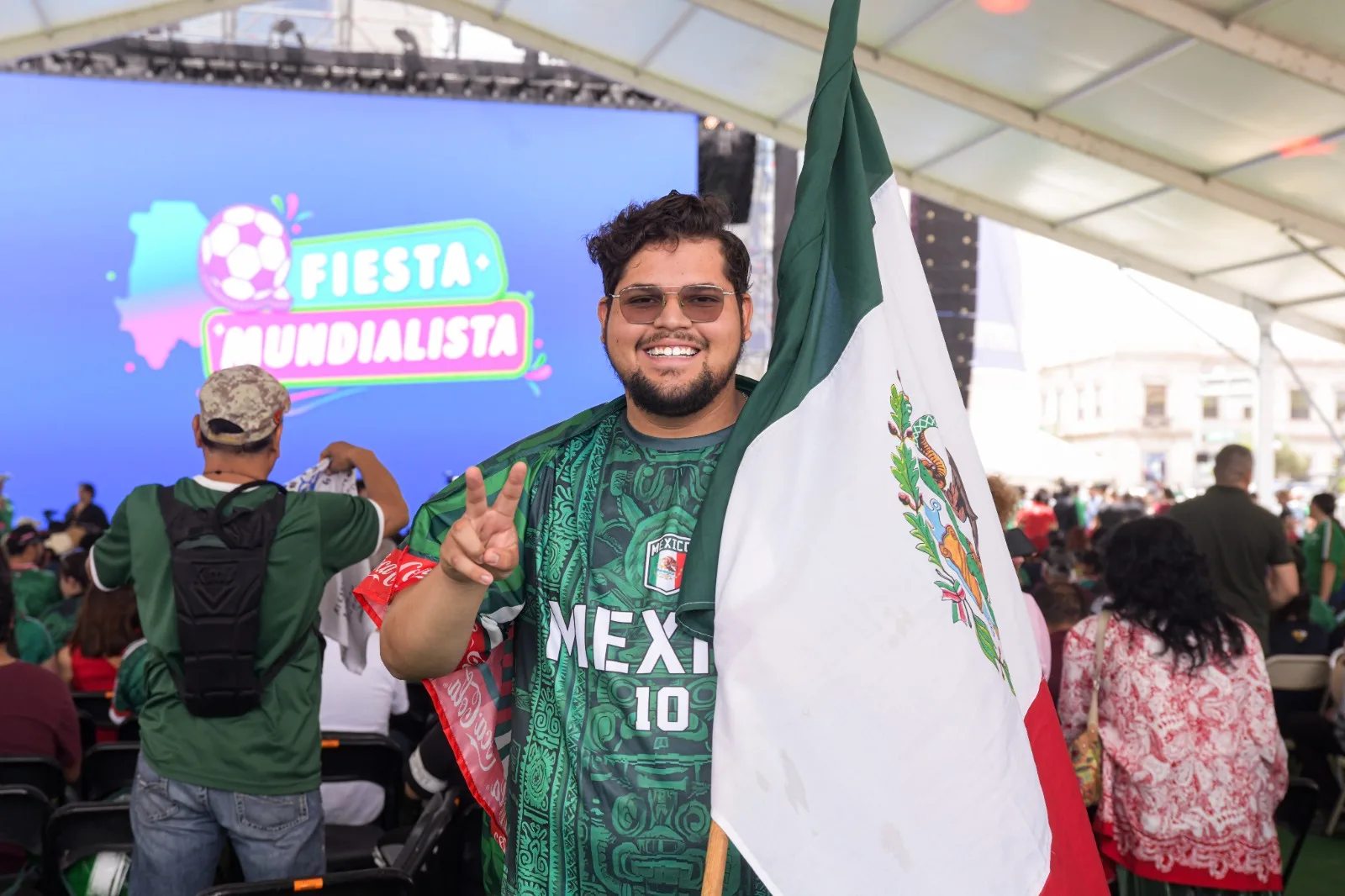 Familias llenan la Plaza del Ángel en Chihuahua para ver el debut de México en el Mundial 2026 - imagen 8